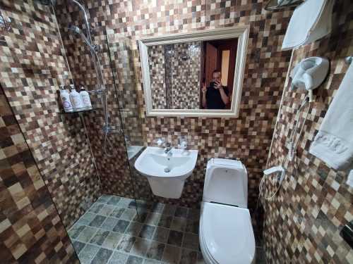 Cristian Dávila showing hotel bathroom in South Korea 2023